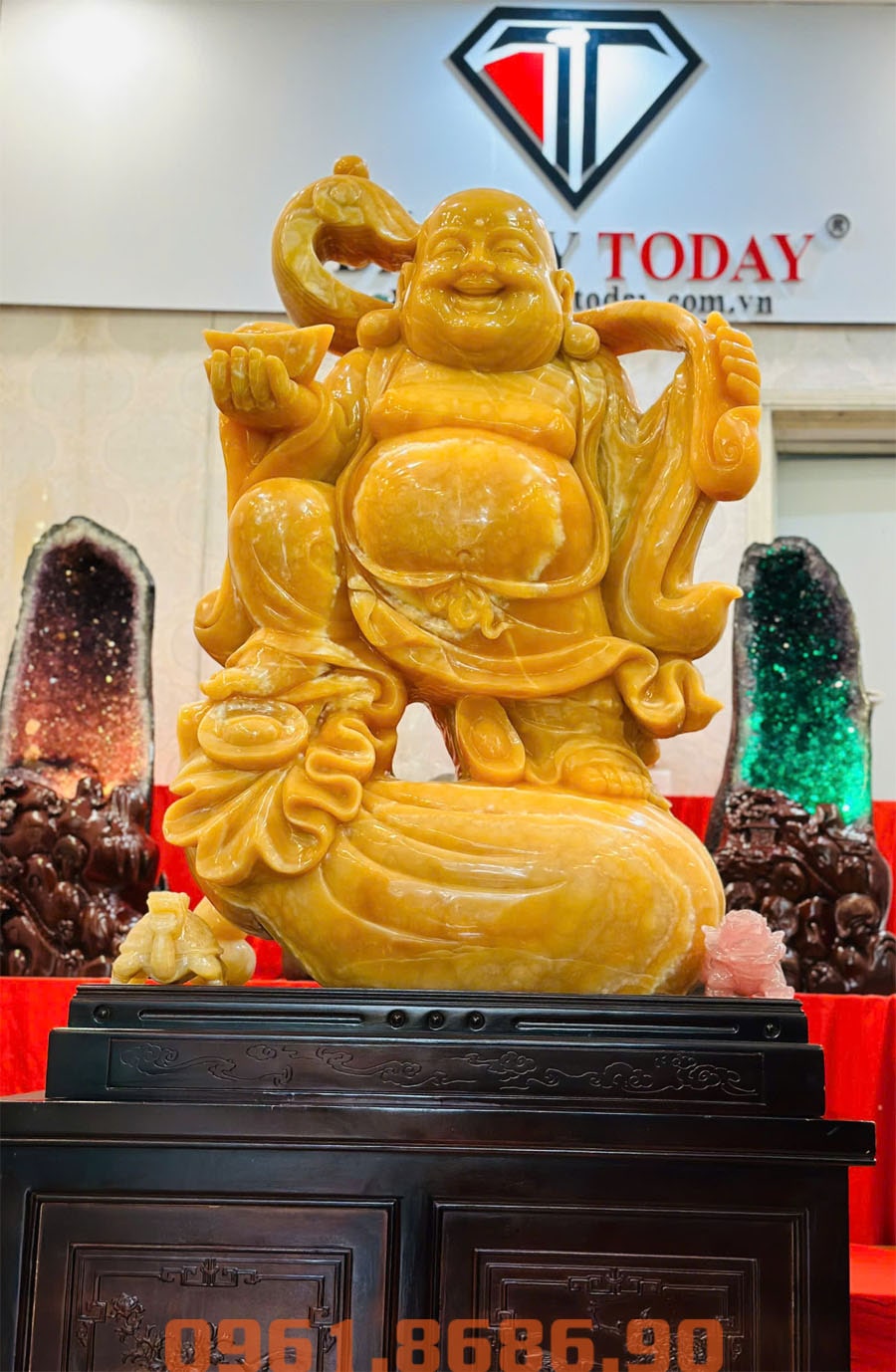 Tượng phật di lặc vác gậy như ý bằng ngọc hoàng long